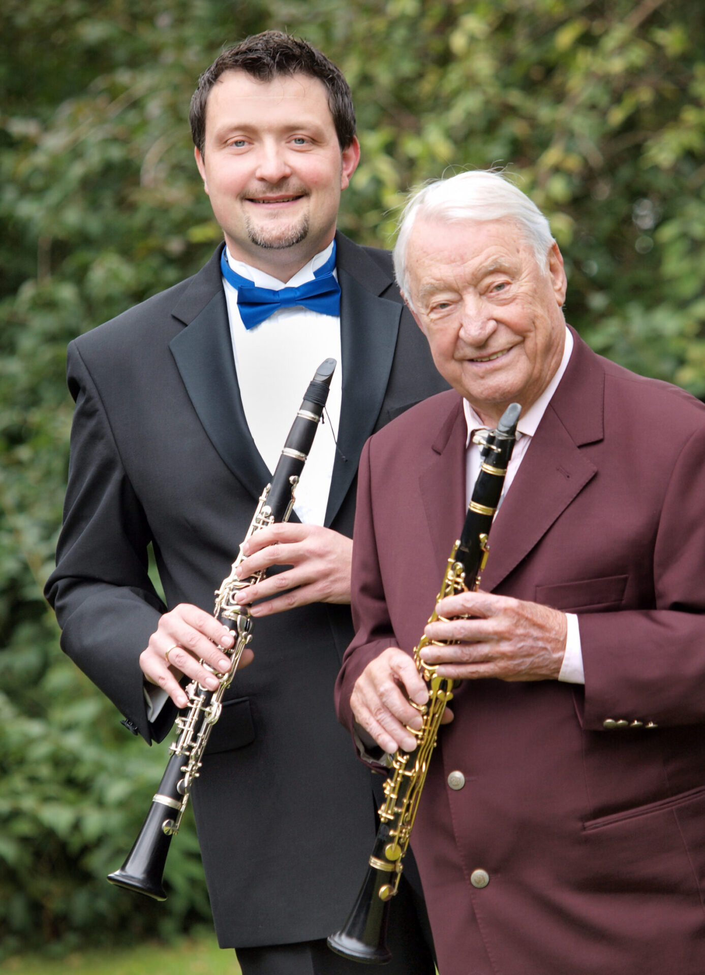Marco Plitzner und  Hugo Strasser stehen mit Klarinetten nebeneinander.