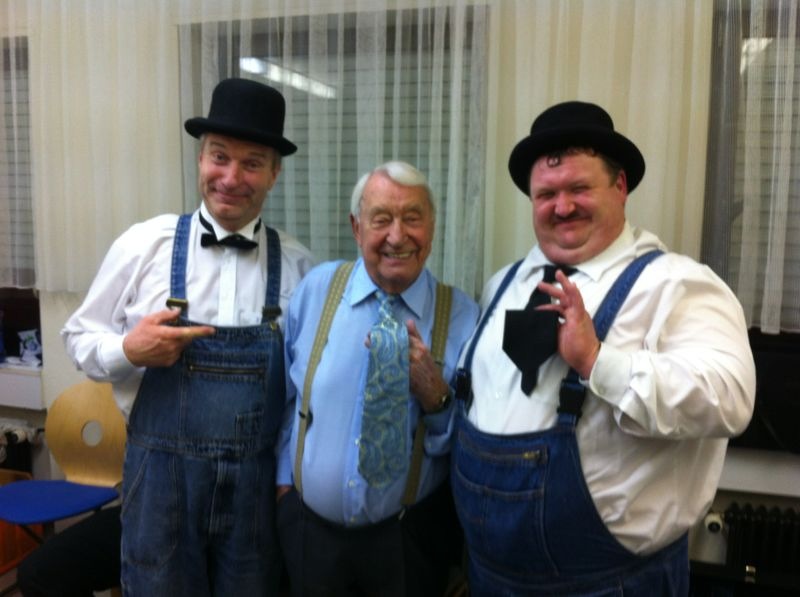 Stan & Olli mit Hugo Strasser in der Garderobe vor dem Auftritt.