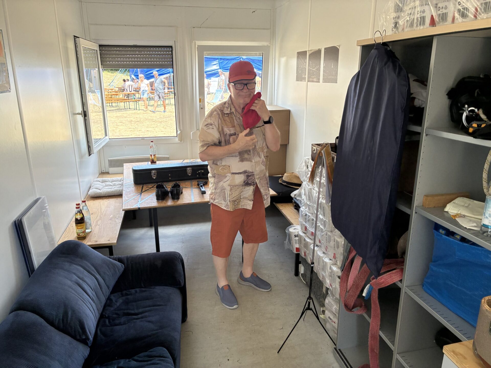Matthias in der Garderobe