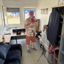 Matthias in der Garderobe