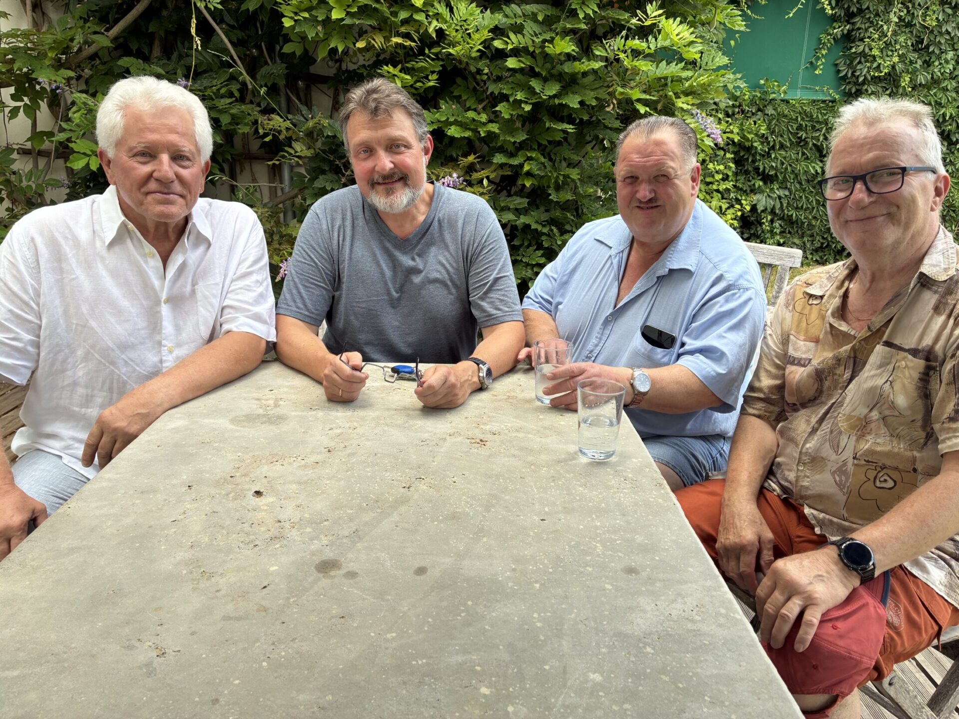 Miro, Marco, Lothar und Matthias sitzend